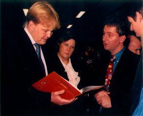 Prins Willem Alexander met kinderboeken van Shunyam.